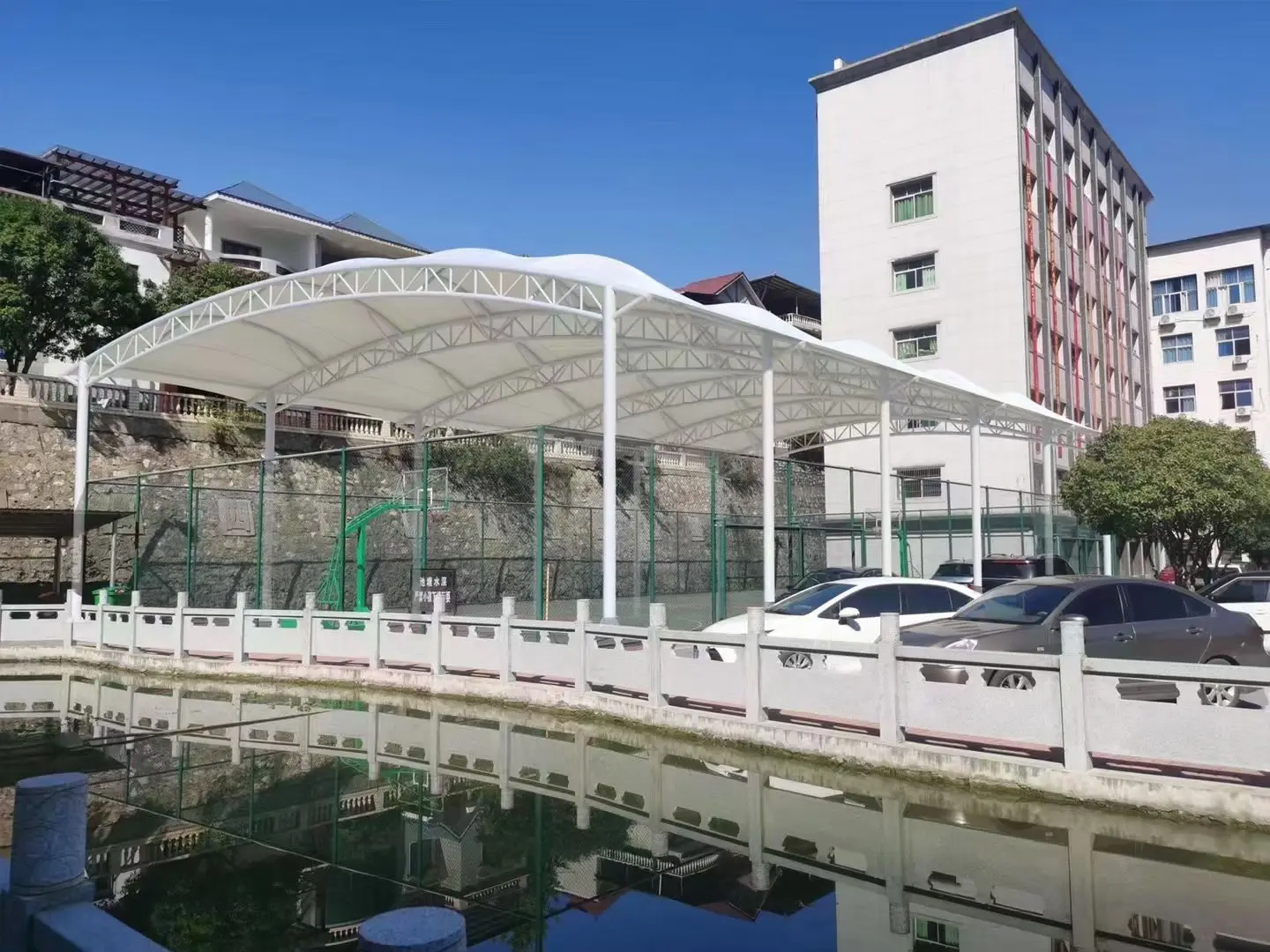 贵州天柱园区停车棚总在漏水生锈?源头膜结构厂家:按本地气候选材,避开三大坑