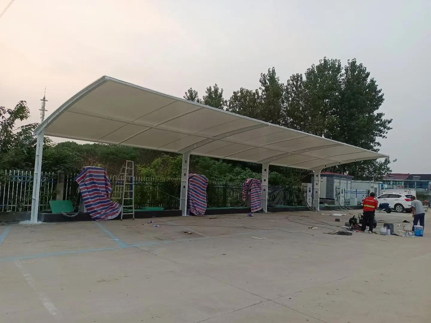 贵州天柱膜结构工程科普:山地多雨强紫外线环境,停车棚选材别只看低价